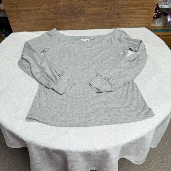 Nine West size medium  Gray Off-Shoulder Top long sleeve - Picture 2 of 8